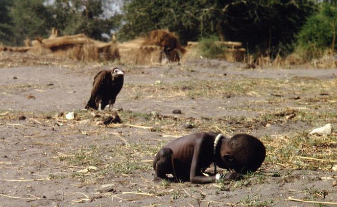 Sudan'da alktan lmek zere olan kk bir ocuk ve arkasnda bekleyen Akbaba.... Pulitzer dll Kevin Carter bu an fotorafladktan sonra akbabann katn ancak kk kza yardm etmediini aklad. nk blgeye giden gazeteciler bulac hastalklar nedeniyle hasta insanlara dokunmamalar konusunda sk biimde uyarlyorlard. Bu olaydan sonra ar depresyona giren Kevin Carter egzoz verdii kamyonetinin iinde Walkman ile mzik dinleyerek intihar etti.