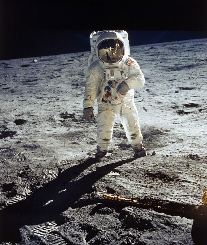Apollo 11, Ay yzeyine yaplan insanl ilk uzay uuudur. Amerika Birleik Devletleri'nin bu uzay uuunda astronotlar Neil Armstrong ve Buzz Aldrin 20 Temmuz 1969 gn saat 20:18'de (EEZ) Ay yzeyine ini yapan ilk insanlar oldu. niten alt saat sonra 21 Temmuz gn 01:56'da (EEZ) Armstrong ay yzeyine adm atarak bu konuda da bir ilki gerekletirdi. Grevin  yesi de sekiz gn uzayda kaldktan sonra dnyaya dnd.