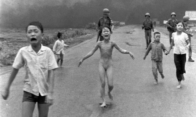 8 Haziran 1972&#8217;de, Kuzey Vietnam&#8217;da saklandklar tapnaa bir Amerikan uandan drt napalm bombas atld. Sa kalan ocuklar, elbiseleri, salar, vcutlar yank iinde, lklar atarak karken, foto muhabiri Nick Ut kendisine Pulitzer dln getirecek olan o kareyi ekti...