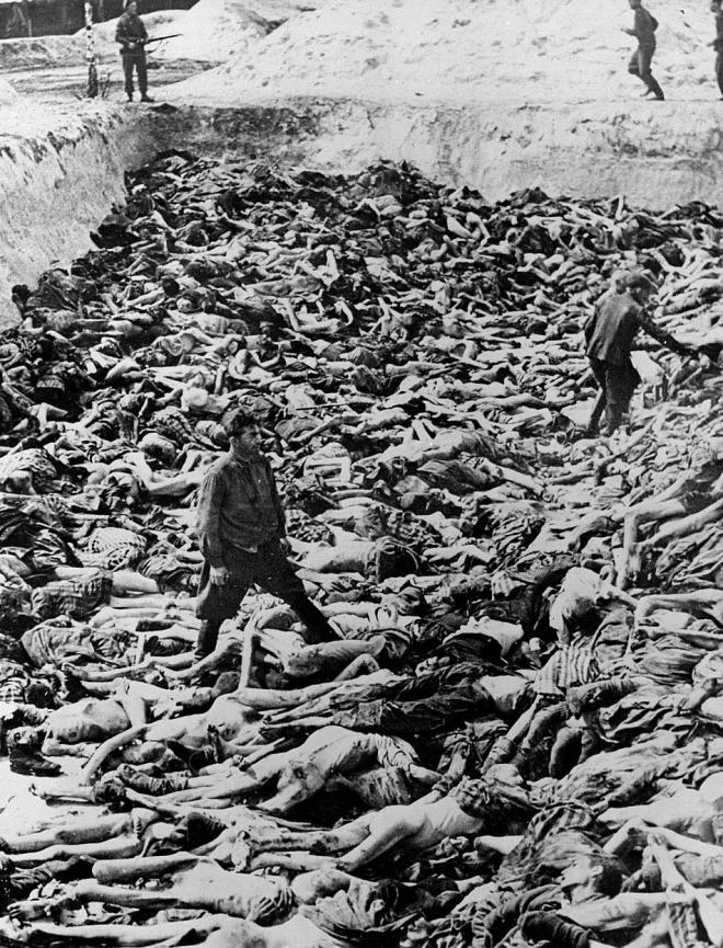 Kamptaki esirler zerinde tbb deneyler yrten eski kamp doktoru Dr. Fritz Klein toplu mezarda cesetler arasnda duruyor. 15 Nisan 1945 sonras, Bergen-Belsen, Almanya