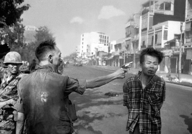 1969 ylnda Pulitzer kazanan bu fotoraf, Gney Vietnam'l polis efi generalin, VietKong generalini infazn gsteriyor. Fotoraf u kelimeleri kulland: &#8220;Albay, tutsa ldrd, ben de fotoraf makinemle albay ldrdm.&#8221;