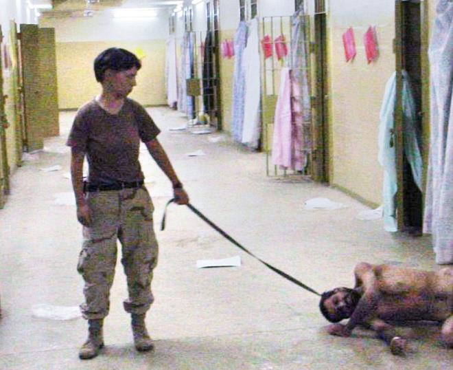 - ABD'li kadn asker Lynndie England Irakl tutuklulara ikence ederken.