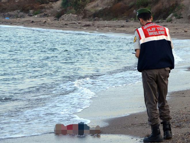 "Sadece bir fotoraf dnyay deitirebilir mi?"  te dnya gazetecilik tarihine geen ve unutulmayan fotoraflar...         Suriyelilerin 4 yldr yaad dram, bir fotorafla tm dnyann bak asn deitirdi. l bir ocuun fotoraf snmac krizinin sembol oldu. Nilfer Demir'in fotoraf tm dnya basnnn manetlerinde yer ald. ngiltere Babakan David Cameron fotoraftan bir gn nce gmen istemiyoruz derken fotorafn yaynlanmasndan sonra mltecilerle ilgili sylemlerini 180 derece deitirerek "mltecileri kabul edeceiz, bu sorunu zeceiz" aklamalarnda bulundu.