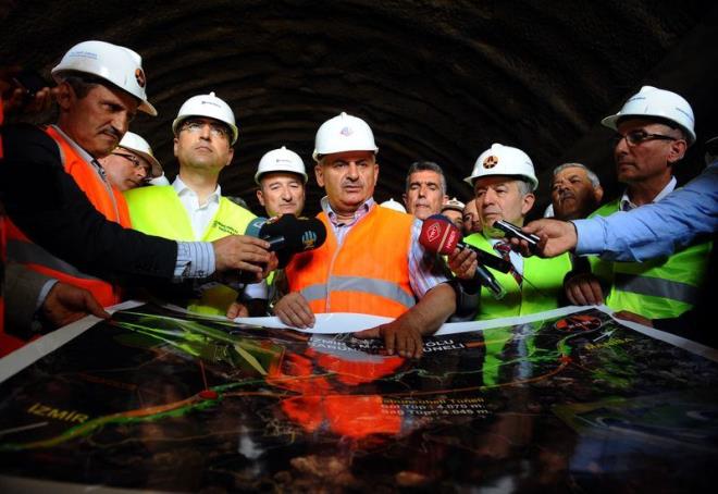 Uluslararas arenada Ulatrma ve Haberleme alannda ok sayda grmede Trk heyetlerinin yneticiliini yapt.