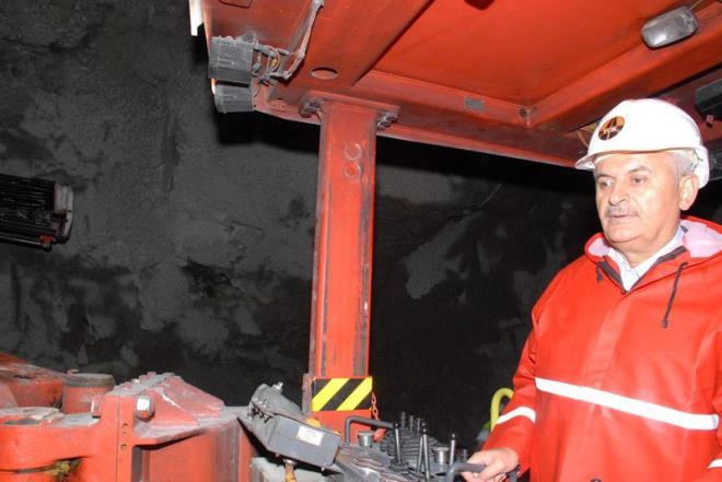 1990 &#8211; 1991 yllar arasndasve&#8217;te bulunan Uluslararas Denizcilik rgt&#8217;ne (IMO)ait Dnya Denizcilik niversitesinde (WMU) Denizde Can ve MalGvenlii Ynetimi konusunda ihtisas eitimi ald. Bu eitimsrasnda toplam 6 ay skandinavya lkeleri ve Avrupa&#8217;daeitli lke limanlarnda Denizcilik daresi Uzmanlar ilebirlikte kontrollerde bulundu.