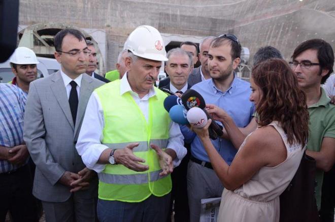 Ayrca Avrupa ve Asya ktalar arasnda uluslararas ulam iin hizmet verecek ok nemli projelerden biri olan Bak &#8211; Tiflis &#8211; Kars Demiryolu ve Karadeniz Sahil Yolu projeleri de grevi srasnda gerekletirildi.