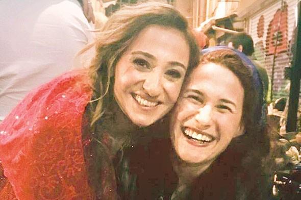 Haki Biici ile evlenmeye hazrlanan oyuncu Derya Karada, Karaky Karnca&#8217;da yakn arkadalaryla kna gecesi dzenledi.