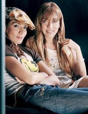 Ebru Akel ynetmen Deniz Akel'in kardei.