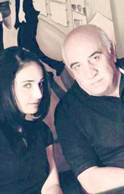 Bunun sebebi ise tiyatro sanats olan babas Snmez Atasoy.