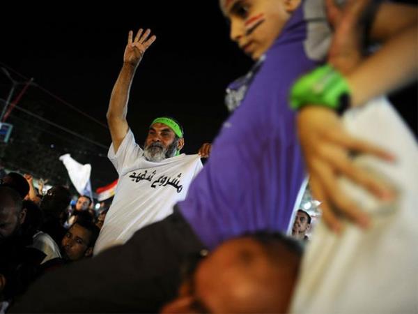 Bu meydann adna vurgu yapmak iin bu iareti yapyoruz. kinci nemli konu Muhammed Mursi, Nasr, Sedat ve Mbarek'ten sonra drdnc Cumhurbakan oldu.