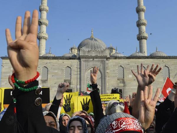 Onu da hatrlam oluyoruz. Ayrca Tahrir Meydan'nda darbeye destek vermek iin toplananlar zafer iareti yapyor. Biz onlarla bir olamayz. Onlardan ayrlmak iin bu iareti yaygnlatryoruz.'