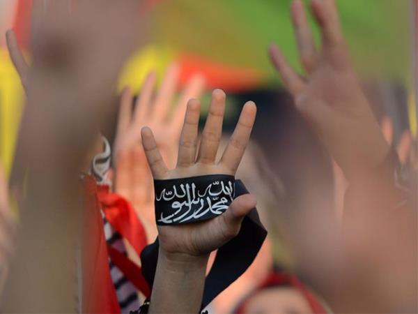 <p><b>ADI ZGRLK N SAVAAN BR KADINDAN</b></p>  Darbe kartlarnn ilk topland meydann ismi, Rabiatul Adeviyye adnda dindar Mslman bir kadndan esinlenerek konulmu. Adeviyye ailenin drdnc ocuu olmas nedeniyle isminin bana Rabiatul eklenmi.