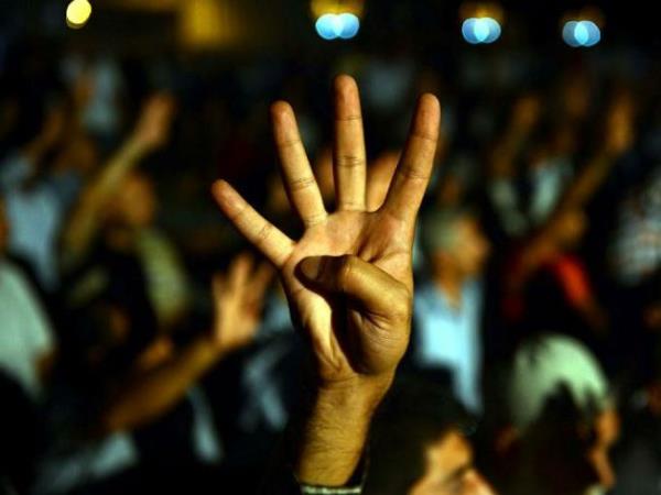 <p><b>MURS DE 4. CUMHURBAKANI</b></p>  Meydandaki gstericiler o iareti AA muhabirine yle anlatmt: 'Bunun Ad 'Rabia areti'dir. Meydann ad olan 'Rabia' Arapada 'drdnc, drt' demektir.