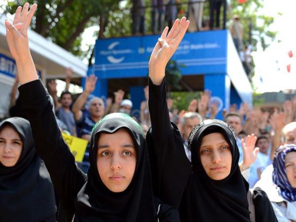 Tahrir Meydan'nda bulunanlarn zafer iareti yapt dnemde Rabiatul Adeviyye Meydan'ndakiler ismin anlamna atf yapmak ve Tahrir'deki darbe taraftar gstericilerden ayrmak iin elleriyle drt iareti yapmaya baladlar. aret de hzla yayld.