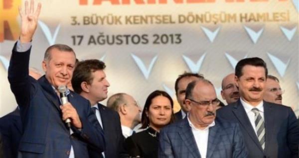 <p><b>YEN ZAFER ARET M?</b></p>  Darbeye destek iin Tahrir'de toplananlar 'zafer iareti' yapmt...