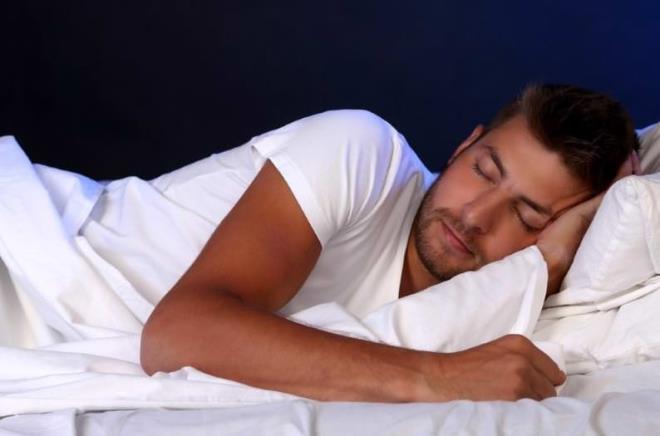 Karakter: Bu ekilde uyuyan insanlar genelde yeni eylere ak olmakla beraber bir o kadar pheci ve eletirel de olabilirler.Karar almalar uzun srer ama bir kere de karar verdiler mi hi birey onlar fikirlerinden caydramaz.