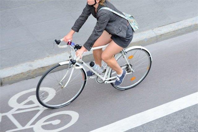 34. e bisikletle gidin<p>  Mmknse ie araba veya toplu tama yerine bisikletle giderek hem masraflarnz azaltp hem de egzersiz yapabilirsiniz.