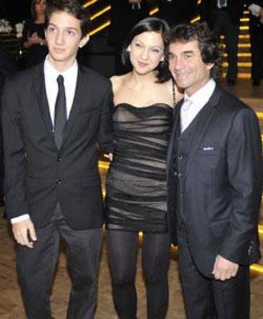 Pia Hakko (Cem Hakko&#8217;nun kz): Londra&#8217;da Central St. Martin&#8217;s niversitesi&#8217;nde moda tasarm dalnda eitim alyor. Okulun yllk ortalama fiyat: 15.000 GBP (Sterlin)