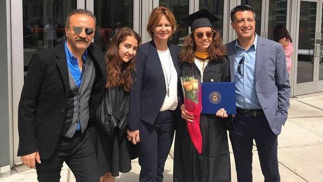 New York&#8217;ta Johnson and Wales niversitesi&#8217;nde alk okuyan Berfin Erdoan, geen hafta cbbesini giydi. Kep treninde Berfin&#8217;in babas Ylmaz Erdoan, annesi Sanem Oktar ve Oktar&#8217;n ikinci ei Gkhan t vard.