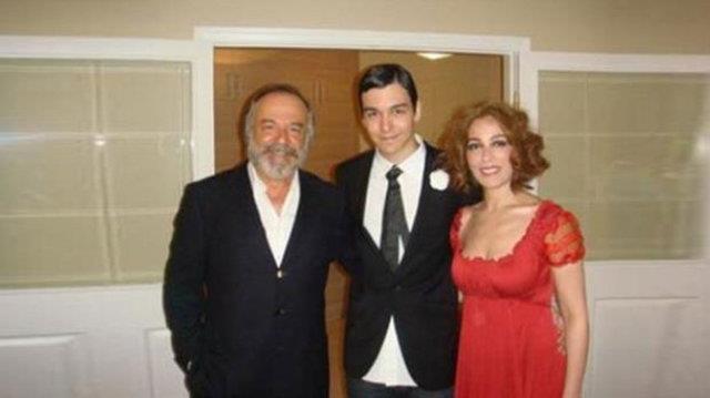 Hira Tekindor (Zerrin Tekindor ve etin Tekindor&#8217;un olu): Hira Tekindor, Londra&#8217;da Canterbury&#8217;de Kent niversitesi sinema ynetmenliini okudu.Okulun yllk ortalama fiyat: 16.000 GBP (Sterlin)