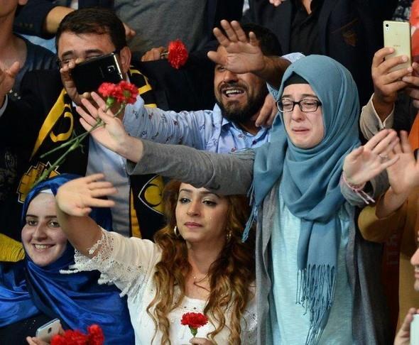 AK Parti 2. Olaanst Byk Kongre'sinin yaplaca Ankara Arena Spor Salonu'na partililer erken saatlerden itibaren geldi. AK partililer tribnleri doldurarak tezahratlar eliinde kongre saatini bekledi.