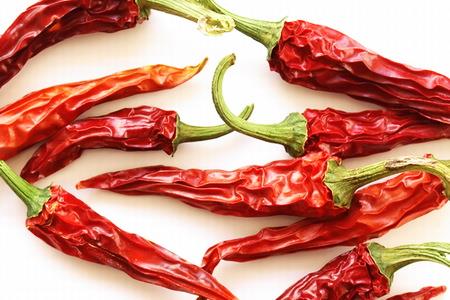 Fakat scaklk ykselmeden byle bir ey oluyormu hissi verir, olmayan bir tehlikeye kar beyni uyarr. Bu yzden ac biber yedikten sonra "azmz yanar", "scak basar".