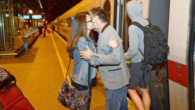 nel'e Kln'de yaayan ynetmen arkada sahip kt.Ynetmen arkada tarafndan tren istasyonunda karlanan nel &#8220;Bam tekrar bir atnn altna sokacam iin memnunum&#8221; dedi.