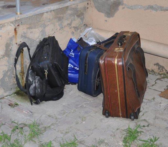 Arda Kural&#8217;n bo evde kalan kyafetleri, komular tarafndan valizlere doldurulup apartmann kapsna konuldu.