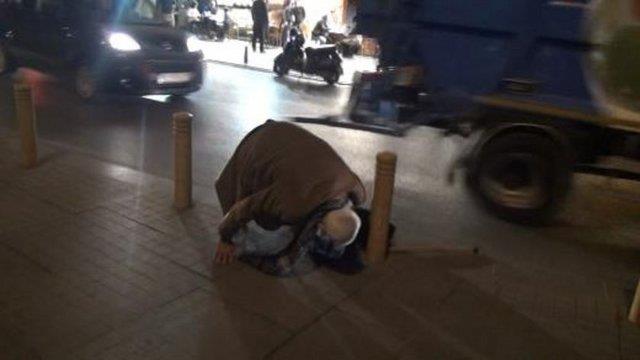 Glkle yrd dikkat eken Gedik&#8217;in bir ara demir dubaya arpp dt grlyor. Ba yere arpan Gedik&#8217;in yanndan gemekte olan p kamyonunun altnda kalmaktan son anda kurtuluyor.