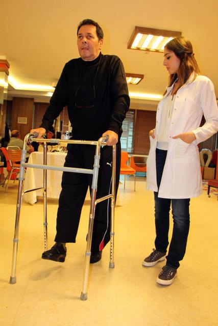 Eski eiyle birlikte yaayan Mente, biriken borlarn deyemeyince evine haciz geldi, emekli maana el konuldu.