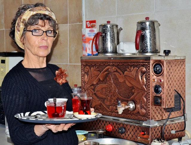 1972 ylnda, Avustralya asll Tahir Jamil ile evlendim. stanbul'da yayorduk. 1973 ylnda kzm Hmeyra dnyaya geldi. Kzm ilkokul rencisiyken eimden ayrldm. stanbul'da, dul bir kadn olarak gen bir kz yetitirmem ok zor olacakt.