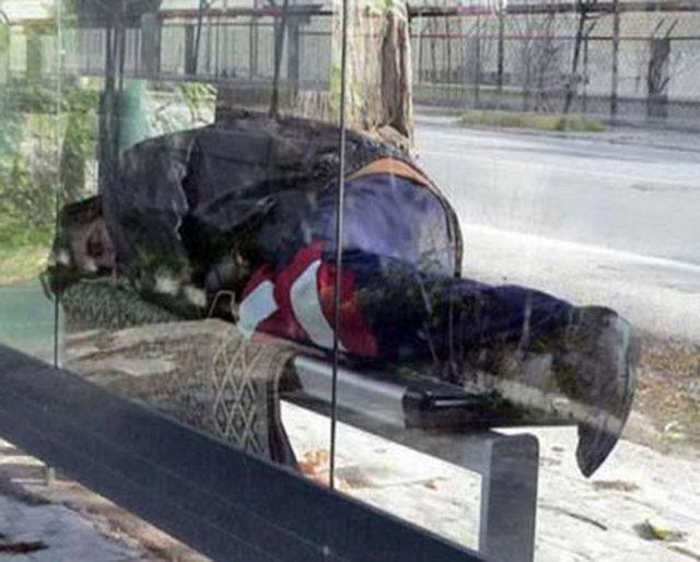 Bir zamanlarn nl ve paylalamayan oyuncusu Mesut Engin zmir Aal Yol'da otobs duraklarndaki banklarda uyumaya balamt.