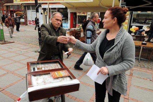 Sinemayla 1967 ylnda tantn ve Yeilam'da 50'den fazla filmde rol aldn syleyen Niyazi Taligac, tek bana kiralk evde yaadn syledi.