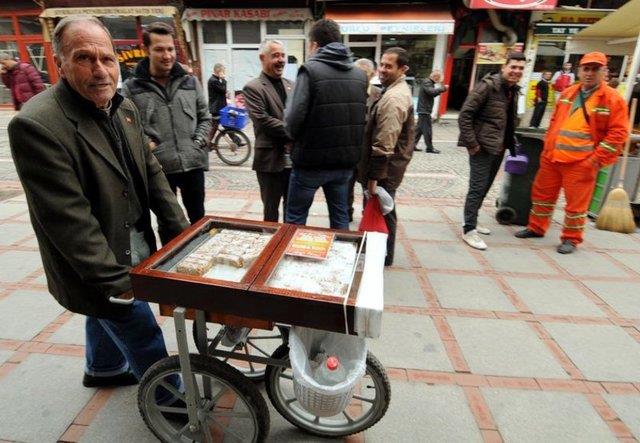 Trk sinemasnn ok vefasz olduunu, bir ok arkadann ok zor artlarda yaayp hayata veda ettiklerini anlatt.Devletin 3 ayda bir verdii yallk maayla geinemedii iin seyyar arabayla tatl satmaya baladn syledi.