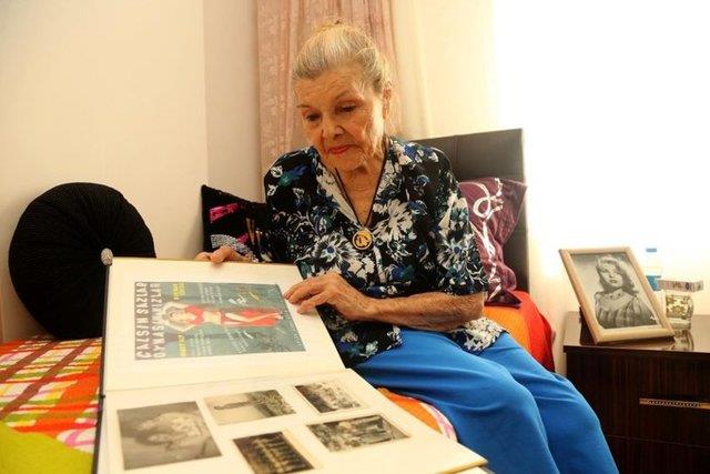 Nimet Alp, "Zeki Mren, Fikret Hakan, Eref Kolak, Adile Nait gibi isimlerle filmlerim var. O dnemlerde herkes etrafmdayd. Binlerce hayranm vard. Ama imdi unutulmak, hatrlanmamak zoruma gidiyor" dedi.