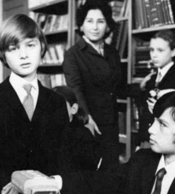 Yeilam filmlerinde, kimi zaman sokaklarda yankesicilik yapt, kimi zaman Filiz Akn ablasna elinde darbukasyla elik eden bir ingene oldu. Bazen de Ediz Hun'a "size baba diyebilir miyim amca" deyip mavi gzlerinden boncuk gibi yalar aktt.