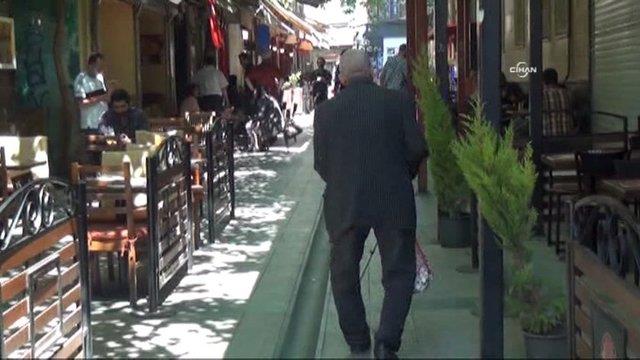 Cneyt Arkn, Ylmaz Gney, Kadir nanr dahil btn artistlerle altn syleyen merEkmeki, "Fatma Girik'in suratna pudra bile srmlm var. Ik olarak sinema sektrne 50-60 sene hizmetim var. Emekliyim ama kirada oturuyorum.  olduu zaman aryorlar ve gidiyorum. Hastalklarmla da mcadele ediyorum. Cierlerimden ve dizlerimden rahatszlm var. Vcudumda kanan yerler annda sivilce oluyor. Sandalyeden dnce de yzmden yaralandm." dedi.