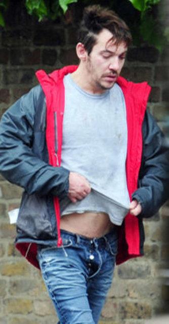 Gen aktr Jonathan Rhys Meyers, bir sre nce perian bir halde grntlenmiti. nceki gn ise tamamen farkl bir halde kelimenin tam anlamyla'prl prl' bir ekilde objektiflere takld.