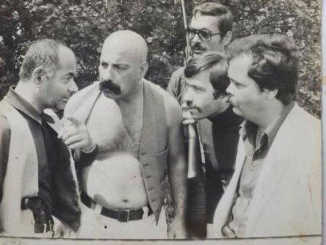 Edirne'de genlik yllarnda sinemada alrken oyuncu olmaya karar verdiini ve 1955 ylnda stanbul'a gittiini, ardndan ynetmen etin na ile tanp oyunculuk yapmaya baladn anlatan Niyazi Taligac...