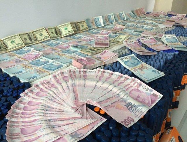 YELAM OYUNCUSU SAHTE PARADAN YAKALANDI<p>    Yeilam filmlerinde rol alan oyuncu Ahmet Uyank, alc rolndeki polislere sahte 100 bin dolar satmaya alrken yakaland ve tutukland.