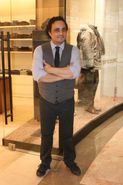 Yeni iini 4 yldr srdren Aksoy, bir AVM'de alt maazada grntlendi.