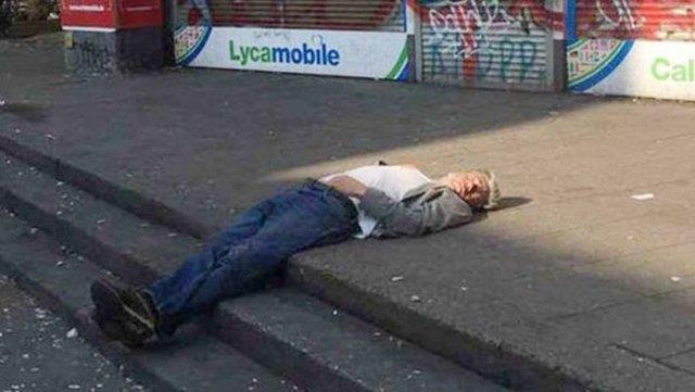 ARKADAI SAHP IKTI<p>  nl ynetmen Fatih Akn&#8217;n dll filmi Duvara Kar&#8217;nn barol oyuncusu Birol nel, Berlin&#8217;de kaldrmda uyurken grntlenmiti.