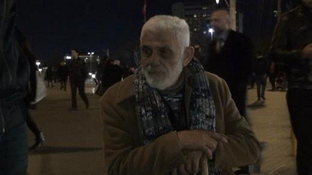 Yeilam&#8217;da 1970&#8217;li yllarda kt adam rollerinin aranan adam olan hsan Gedik&#8217;in, Taksim&#8217;de glkle yrmesi ve dmesi kameralar tarafndan grntlendi.