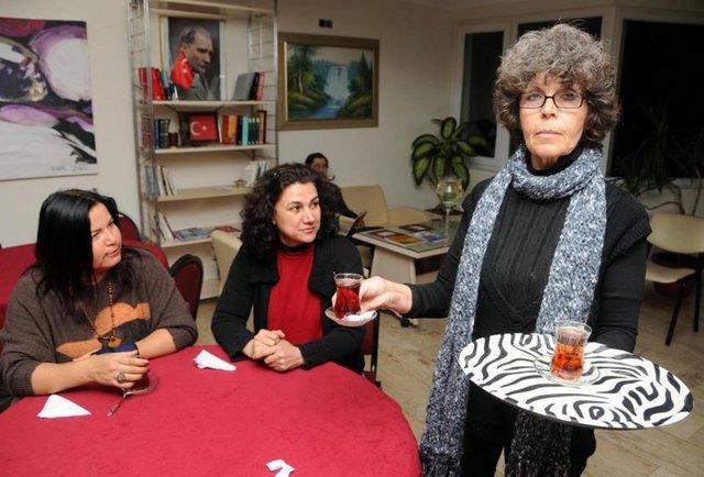 Kzyla konutuunda gzyalarn tutamayan ffet Kalkan, u an 41 yandaki kzn ilkokuldan mezun olduktan sonra ayrld ei Tahir Jamil'e teslim ettiini,iki yl sren telefon ve mektuplamann ardndan balantlarnn tamamen kesildiini anlatt.