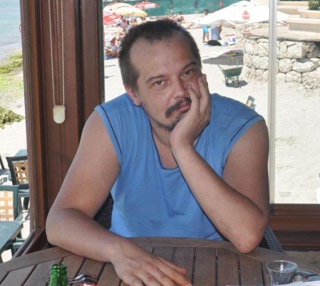 Hrriyet'in haberine gre; Kural imdi de evsiz kald. Annesinin maddi skntlar nedeniyle kmak zorunda kald evin bahesinde yatp kalkan Kural&#8217; komular polise ikayet etti.