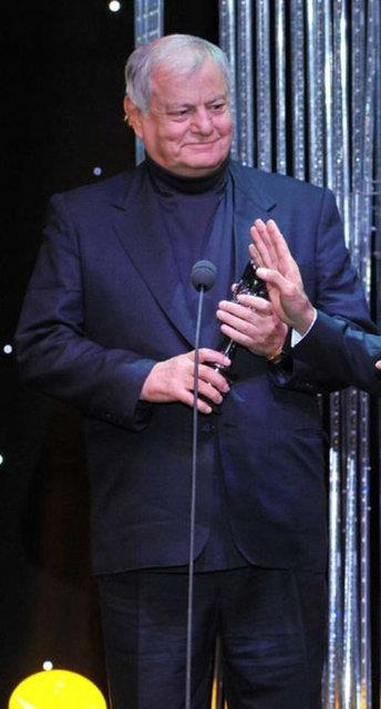 Doktorlar &#8220;Alzheimer balangc&#8221; tehisi koyunca, stanbul&#8217;da en iyi rahat edebilecei yer olan Sanat Yaam Evi&#8217;ne yerletirilen Grsu&#8217;nun omuriliindeki sorun gemezse ameliyat sz konusu.