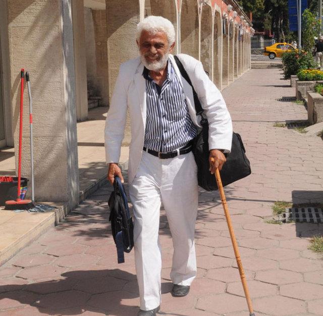 'Trk Sinemas'nn kt adam' olarak bilinen ve Yeilam'da 48 ylda 600 yakn sinema filminde rol alan 71 yandaki hsan Gedik, rol teklifi gelmeyince, geimini salamak iin hazrlatt &#8216;Dnden Bugne hsan Gedik' kitabn elinde bastonuyla sokak sokak gezerek satmaya balad.