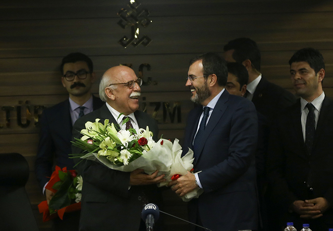 Kltr ve Turizm Bakanlnn kendisine yabanc olmadn, 43 yl nce memuriyetine bu bakanlkta baladn anlatan Bakan Avc, o dnem bakan olan Rfk Danman ve dier brokratlar rahmetle and.