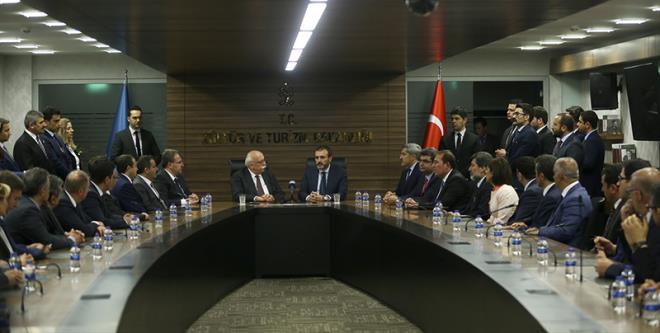 Halef ve selef bakanlarn birbirlerine iek takdim edip, baarlar diledii trenin sonunda, Bakan Avc, aracna kadar elik ettii nal' uurlad.