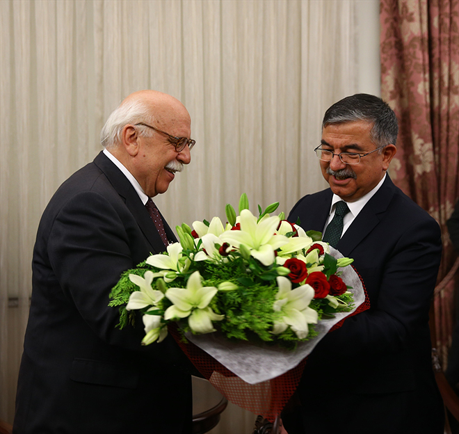 te yandan, Nabi Avc, devir teslim treninden nce Milli Eitim Bakanl st dzey brokratlaryla basna kapal gerekleen bir toplant ile vedalat.